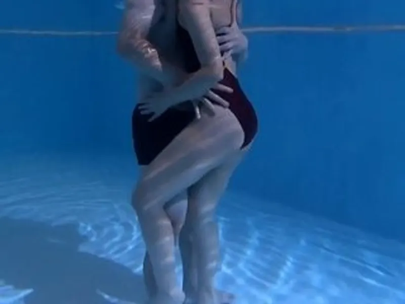 Chồng yêu lạnh nhạt, người vợ địt trộm với hlv dạy bơi