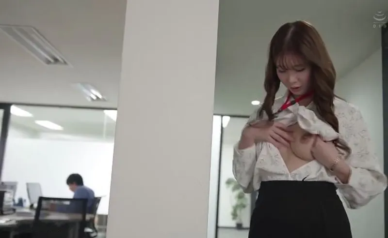 Bí ẩn đằng sau vẻ ngoài nghiêm nghị của cô nhân viên, thực chất là “nữ hoàng dâm đãng” bí mật.