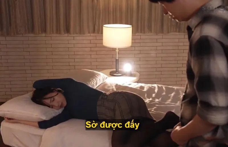 Một đêm mất ngủ với nữ phát thanh viên lừng danh khi ở cùng phòng khách sạn