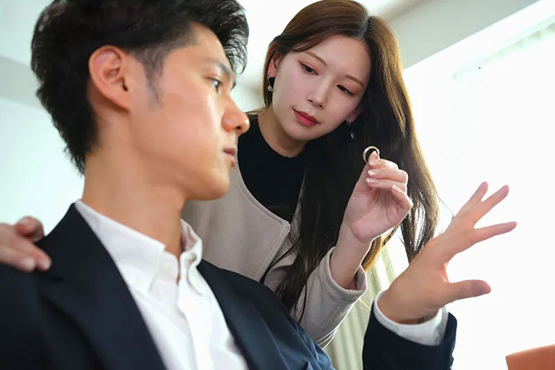 Cô vợ đi đi chơi, người chồng ở nhà bị nhỏ em người vợ gạ làm tình không trượt phát nào